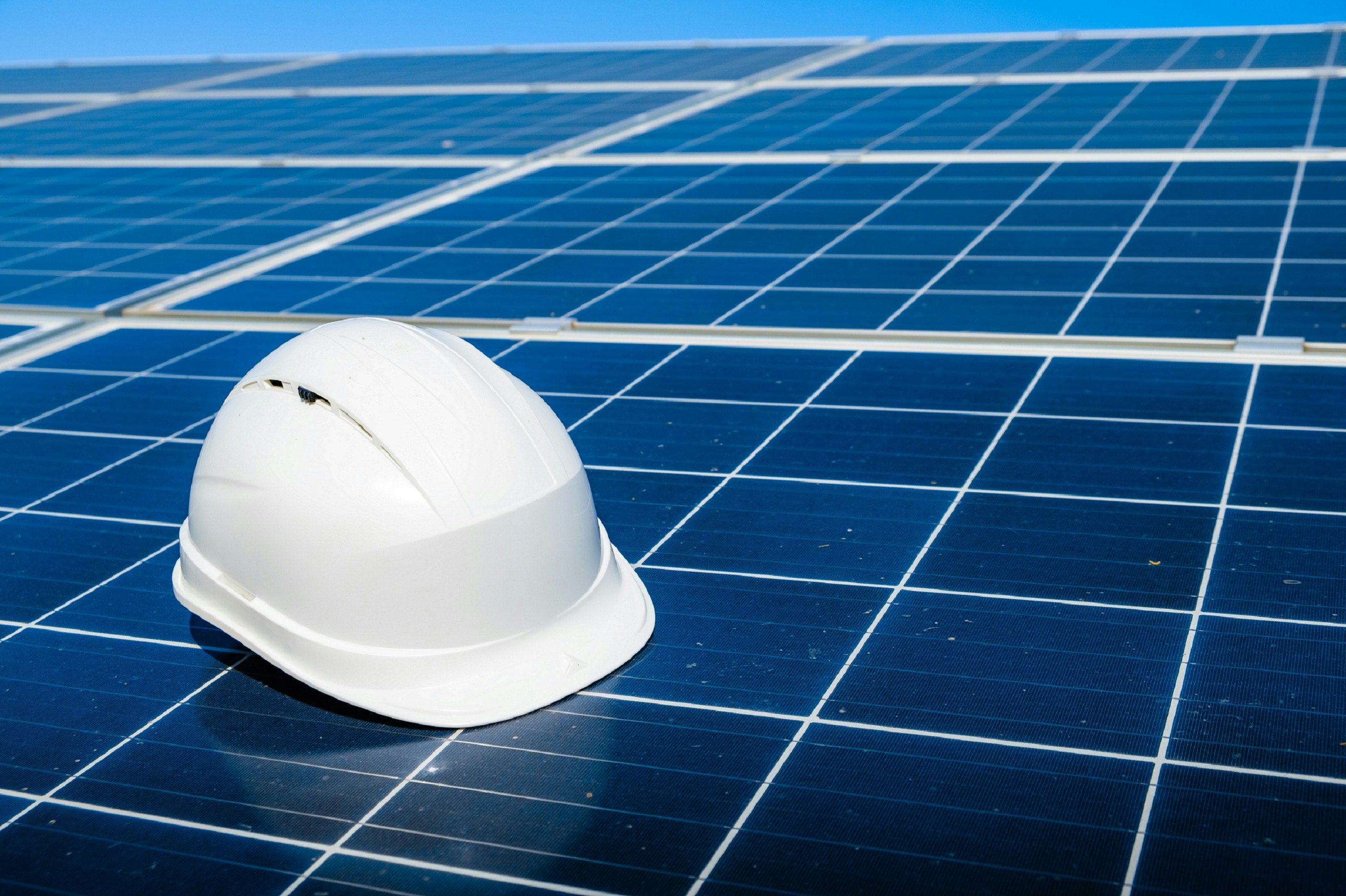 Travailler dans le solaire : guide complet des métiers, salaires et emplois photovoltaïques